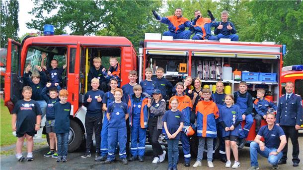 Mehr als ein Hobby: Die Jungen und Menschen der Ringstedter Jugendfeuerwehr feierten fröhlich das 30-jährige Bestehen.