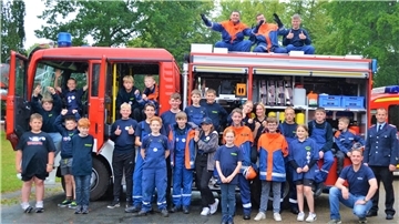 Mehr als ein Hobby: Die Jungen und Menschen der Ringstedter Jugendfeuerwehr feierten fröhlich das 30-jährige Bestehen.