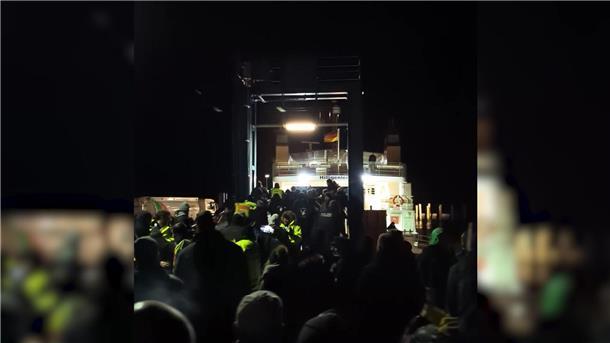 Wut auf Vizekanzler Habeck - Tumulte am Fähranleger Mehr als hundert Demonstranten hinderten Vizekanzler Robert Habeck am Verlassen einer Fähre.