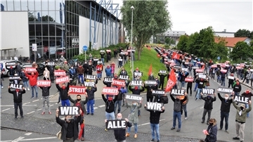 Mehr als tausend Mitarbeiterinnen und Mitarbeiter von Premium Aerotec haben am 8. Juli vor den Toren von Premium Aerotec für die Erhaltung ihrer Jobs demonstriert.