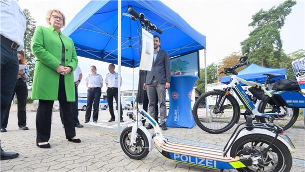 Polizei rüstet mit Drohnen und zwei neuen Hubschraubern auf Mehr Einsatzfahrzeuge der niedersächsischen Polizei haben inzwischen Elektroantrieb. Das gilt auch für Roller.