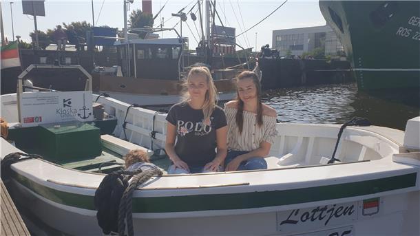 Mehr Frauen ans Steuer: Julia Eicken und Rosa Homeyer haben im Börteboot „Lottjen" Platz genommen. Das Boot darf wieder als Wassertaxi fahren.