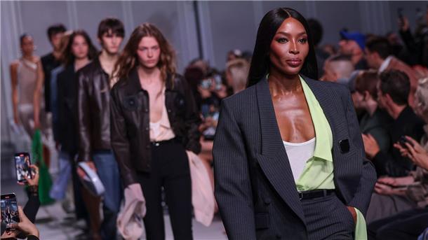 Mehr Freizügigkeit in der Mode: Model Naomi Campbell macht’s vor.