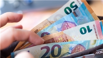 Hand mit Geldscheinen