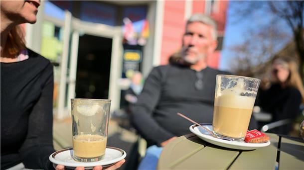 Warum Cafés Laptops verbannen Mehr Gespräche, weniger arbeitssame Stille wünschen sich viele Gastronomen in ihren Cafés.
