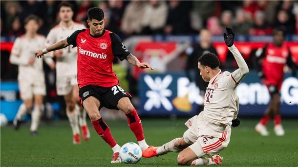Heftige „Drucktage“ für Bayern und Kompany Mehr Grätscher als Künstler in Leverkusen: Jamal Musiala (r), hier im Zweikampf mit Exequiel Palacios.