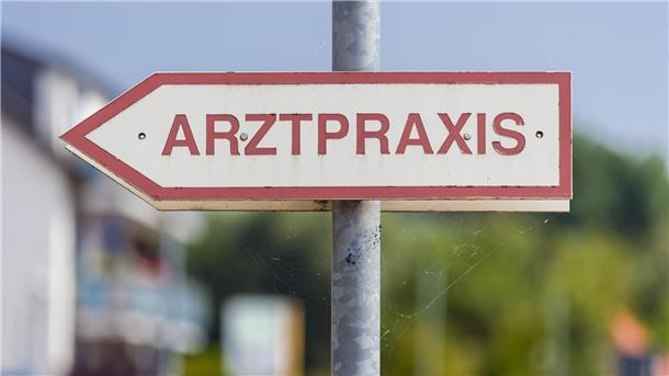 Ungewöhnlich viel Schnupfen und Husten in diesem Sommer Mehr Menschen als sonst im Sommer gehen gerade wegen einer Erkältung zum Arzt oder der Ärztin.(Symbolbild)
