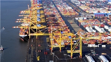 Containerbrücken an der Kaje. 