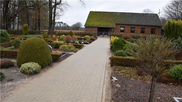 Mehr Platz: Der Weg zur Friedhofskapelle ist verbreitert und gepflastert, manche Hecken sind entfernt worden.