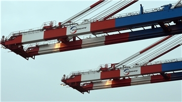 Mehr Tempo beim Umschlag, kleinere Containerbrücken-Teams: Mit einer Fülle von Maßnahmen will die Eurogate-Spitze das Unternehmen wieder profitabel machen. Der Betriebsrat fordert jedoch mehr Detail-Informationen. Foto: Scheer
