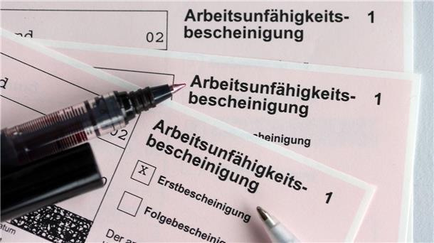Krankenstand in Niedersachsen sinkt leicht Mehrere Arbeitsunfähigkeitsbescheinigungen liegen auf einem Tisch.