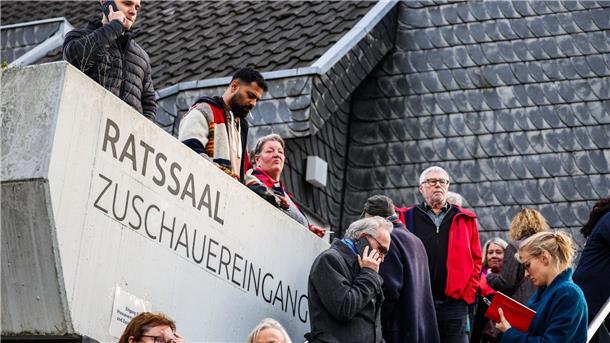 Bürgermeisterin nach Messerattacke: Kompass nicht verlieren Mehrere Bürgerinnen und Bürger verfolgten die Vereidigung