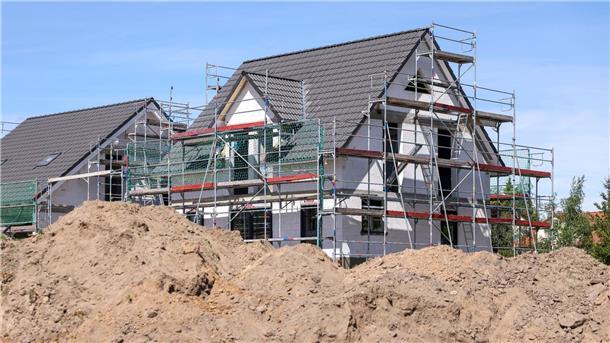 Finanzaufsicht warnt vor Teilverkauf von Immobilien Mehrere Einfamilienhäuser entstehen am Leipziger Stadtrand.