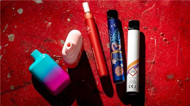 Suchtberatungen sehen Beliebtheit von Vapes mit Sorge Mehrere Einweg-E-Zigaretten liegen auf einem Tisch.