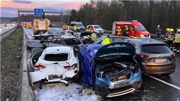 Mehrere Fahrzeuge stehen nach der Massenkarambolage teils stark beschädigt an der Unfallstelle.