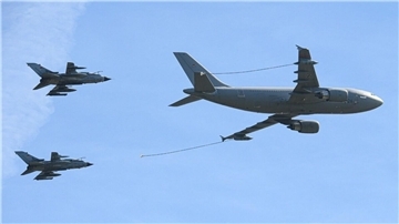 Mehrere Flugzeuge zogen am Dienstag die Blicke auf sich und ließen Beobachter in Cuxhaven rätseln, was genau vor sich ging. Symbolbild: Michael