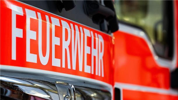 Heckenbrand setzt Haus in Flammen Mehrere freiwillige Feuerwehren bekämpften die Flammen, die schnell auf das Haus übergriffen. (Symbolbild)