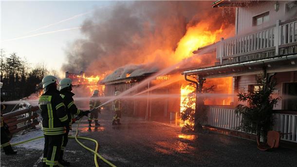 Meterhohe Flammen über „Pullman City“ - Millionenschaden Mehrere Gebäude im Freizeitpark Westernstadt Pullman City in Eging am See in Bayern stehen am Morgen in Flammen.