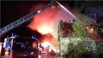 Mehrere Gebäude sind in Flammen aufgegangen.