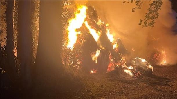 Mehrere gelagerte Heu- und Strohballen sind in der Nacht zum Freitag im Kreis Cuxhaven in Brand geraten.