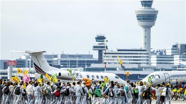 Klima-Aktivisten blockieren Privatjets in Amsterdam Mehrere Gruppen blockieren den Flughafen Schiphol, darunter Extinction Rebellion und Greenpeace.