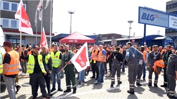 Mehrere hundert Beschäftigte von Eurogate und BLG haben sich am Gatehouse versammelt. Aktionen fanden auch am Autoterminal und bei NTB statt.