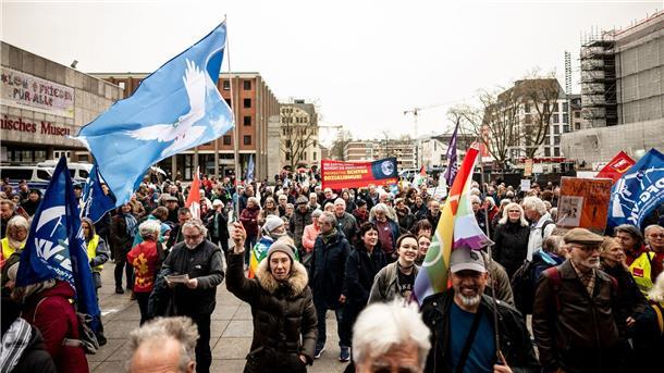 Mehrere Hundert Menschen versammeln sich auf dem Roncalliplatz in Köln zum Ostermarsch.