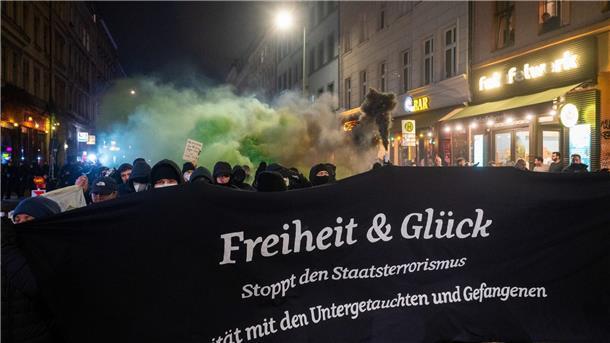 600 Teilnehmer bei Solidaritäts-Demo für Ex-RAF-Terroristen Mehrere hundert Teilnehmer einer Demonstration zur Solidarität mit untergetauchten oder inhaftierten RAF-Mitgliedern waren am Abend durch Berlin gezogen.