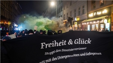 Mehrere hundert Teilnehmer einer Demonstration zur Solidarität mit untergetauchten oder inhaftierten RAF-Mitgliedern waren am Abend durch Berlin gezogen.
