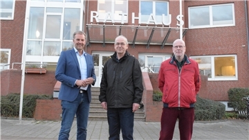 Die Gemeinde Beverstedt sucht neue Schiedsleute, weil Rudolf Taxius (Mitte) und Johannes Dirksen (rechts) ihre Ämter zum Jahresende abgegeben haben. Bürgermeister Guido Dieckmann will die Nachfolge bis März geregelt haben.  