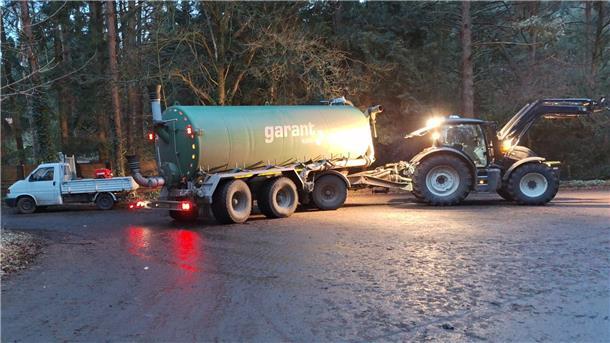 Mehrere Landwirte haben die Feuerwehr bei ihrem Einsatz in Stuckenborstel unterstützt. So konnte schnell eine große Menge Wasser abgepumpt werden.