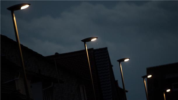 Mehrere LED-Straßenlampen leuchten im Dunkeln. Um Energie zu sparen soll die Straßenbeleuchtung in der Samtgemeinde Tarmstedt reduziert werden.