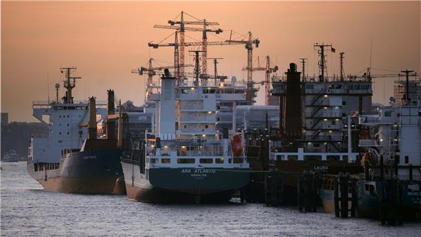 Mehrere leere Containerschiffe liegen im Hafen. Wegen der Corona-Krise haben die Reedereien so viele Schiffe stillgelegt wie noch nie.