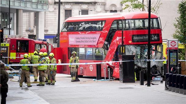 Unfall mit Doppeldeckerbus in London - mehrere Verletzte Mehrere Menschen wurden verletzt, als der Bus nahe dem Bahnhof Victoria Station von der Straße abkam.