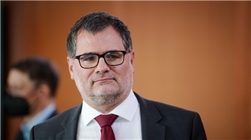 Mehrere Politiker haben den Nazi-Vergleich von Kanzleramtschef Wolfgang Schmidt im Ringen um eine Lieferung von Kampfpanzern an die Ukraine kritisiert.