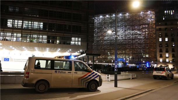 Mehrere Polizeiautos in der Nähe der Metrostation Schuman vor dem EU-Hauptquartier.