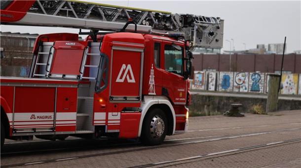 Dramatische Bergung im Cuxhavener Hafen: Polizei zieht Leiche aus dem Wasser Mehrere Rettungskräfte sind vor Ort, um die Situation schnell unter Kontrolle zu bringen und die Person zu bergen.