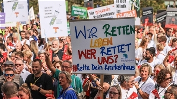 Mehrere tausend Beschäftigte nordrhein-westfälischer Krankenhäuser fordern vor dem Landtag in Düsseldorf mehr Geld von der Bundesregierung für die Kliniken.