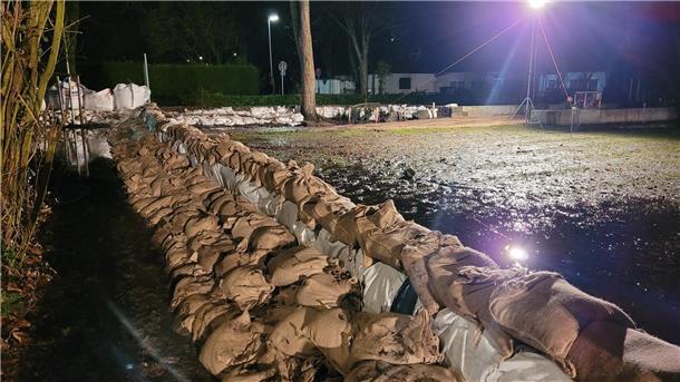 Hochwasser-Update: Feuerwehr bekommt in Stuckenborstel unterstützung von Landwirten Mehrere tausend Sandsäcke schützen die Rotenburger Innenstadt vor den Wassermassen.