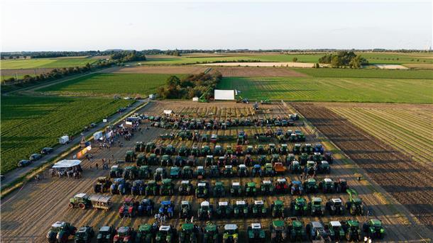Open-Air-Kino: Hunderte Treckerfahrer in Harsumer Feldmark Mehrere Trecker stehen aufgereiht auf einem Feld vor einer aufgebauten Leinwand.