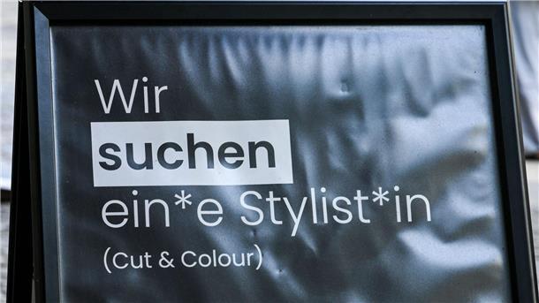 Rat für deutsche Rechtschreibung berät über Gendersternchen Mehrgeschlechtliche Suche nach Personal auf einem Schild in Berlin.
