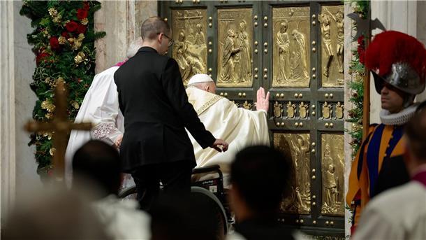 Papst öffnet Petersdom-Pforte und läutet Heiliges Jahr ein Mehrmals klopfte der Papst an die Tür, woraufhin Helfer diese von innen öffneten.