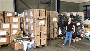 Meike Schlarmann vom humanitären Verein Hiob - Hilfe für Osteuropa mit gespendeten Hilfsgütern für die Ukraine.