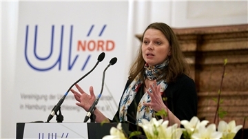 Melanie Leonhard (SPD), Senatorin für Wirtschaft und Innovation in Hamburg, wehrt sich gegen die Kritik aus Bremen und Bremerhaven zur geplanten MSC-Beteiligung am Hafenlogistiker HHLA. (Archivbild)
