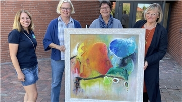 Melanie Schmidt, Ina Korter und Martina Geberzahn vom „Gezeiten“-Arbeitskreis freuen sich auf die Ausstellung von Ulrike Schmitt (von links).