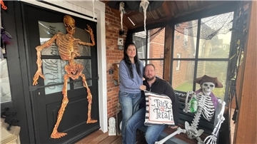 Paar mit Halloween Skelett