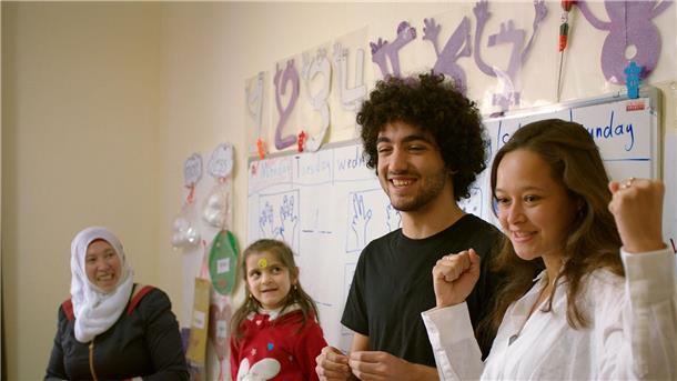 Melati Wijsen (r) und Mohamad (2.v.l.)  in einer Szene des Dokumentarfilms „Bigger than us“.