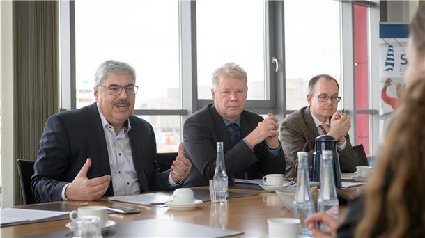 Melf Grantz, Dr. Ralf Meyer und Andreas Beckmann (v.l.) sind sich einig: Bremerhaven liegt voll im Trend.