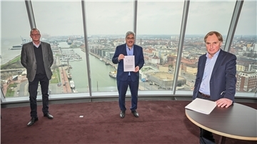 Melf Grantz (Mitte) mit dem „Bremerhavener Memorandum“ der Bundesstiftung Baukultur, überreicht von deren Vorstandsvorsitzenden Reiner Nagel (rechts). Mit der Umsetzung der darin enthaltenen zehn Handlungsempfehlungen wird auch Nils Schnorrenberger (links), der Geschäftsführer der Bremerhavener Bremerhavener Gesellschaft für Investitionsförderung und Stadtentwicklung zu tun haben.