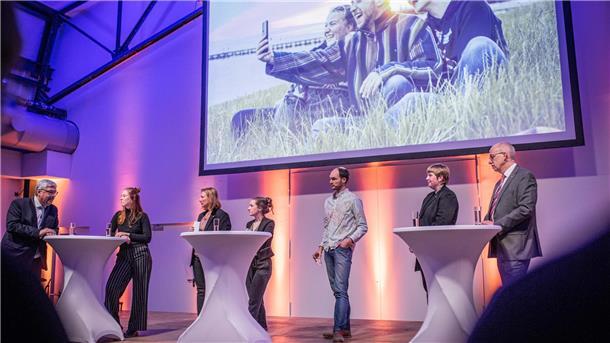 Melf Grantz (von links) mit Pheline Hanke, Moderatorin Dr. Yvette Gerner, Fiona Brinker, Florian Weiß, Swantje Schäfer und Torsten von Haaren.